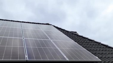 Güneş panellerinin zaman aşımına uğraması bir konutun çatısında temiz enerji üretiyor.