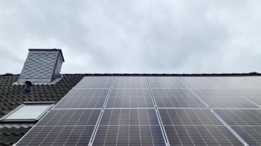Güneş panellerinin zaman aşımına uğraması bir konutun çatısında temiz enerji üretiyor.