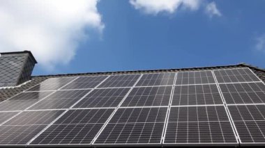 Güneş panellerinin zaman aşımına uğraması bir konutun çatısında temiz enerji üretiyor.