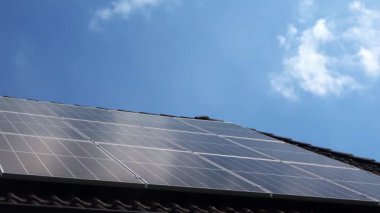 Güneş panellerinin zaman aşımına uğraması bir konutun çatısında temiz enerji üretiyor.