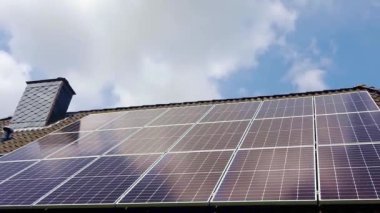 Güneş panellerinin zaman aşımına uğraması bir konutun çatısında temiz enerji üretiyor.