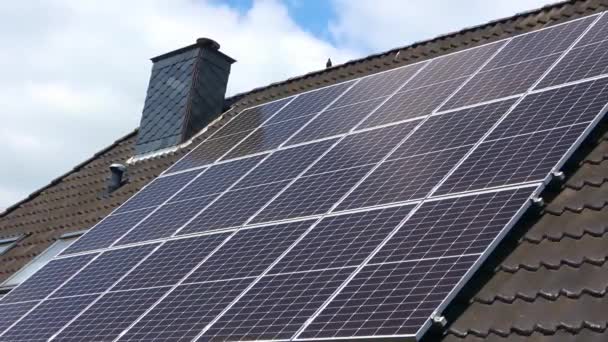 Lapso Tempo Painéis Solares Produzindo Energia Limpa Telhado Uma Casa — Vídeo de Stock