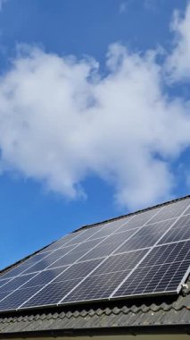 Güneş panelleri bir konutun çatısında temiz enerji üretiyor.