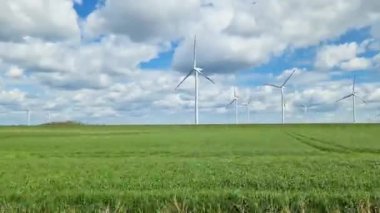 Çayırlardaki büyük bir rüzgar çiftliğinin hareket halindeki arabasının yan camından bak.