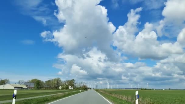 Vista Carro Movimento Para Uma Estrada Rural Com Parque Eólico — Vídeo de Stock