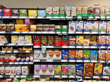 Kiel, Almanya - 04. Mayıs 2024: Bir süpermarkette JA ve Corny kahvaltı gevrekleriyle dolu bir raf