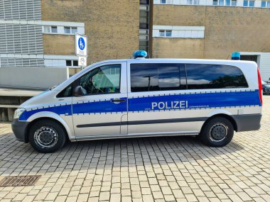 Neumuenster, Almanya - 04. Mayıs 2024: Yaya bölgesine bir Alman polis aracı park etti