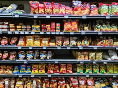 Kiel, Almanya - 04. Mayıs 2024: Süpermarketin rafında satılık sayısız Chio marka cips torbası