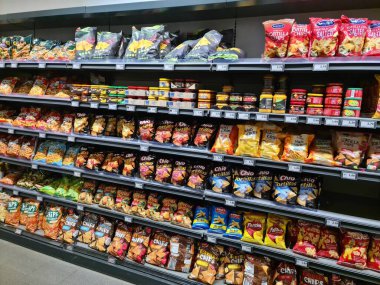 Kiel, Almanya - 04. Mayıs 2024: Süpermarketin rafında satılık sayısız Chio marka cips torbası