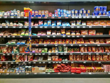 Kiel, Almanya - 04. Mayıs 2024: Süpermarketin rafında satılık sayısız Chio marka cips torbası
