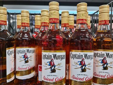 Kiel, Almanya - 04. Mayıs 2024: Süpermarket rafında birkaç şişe Kaptan Morgan marka alkollü içecek