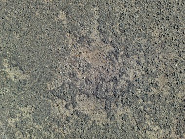 Birçok çatlak ve çukurun acilen onarılması gereken yol asfaltı manzarası