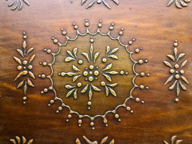 Güzel ahşap bir yüzey üzerinde karmaşık bir doğulu desen.