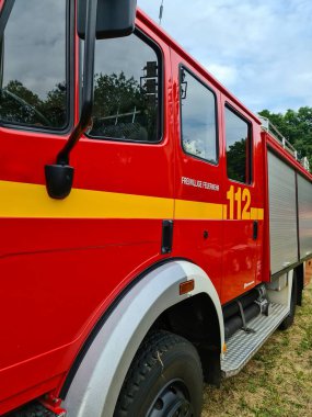 Kiel, Almanya - 24 Mayıs 2024: İş için çeşitli araçlara sahip büyük itfaiye aracı