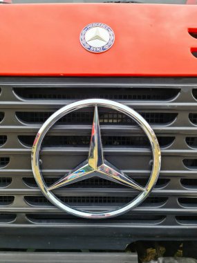 Kiel, Almanya - 24 Mayıs 2024: Eski bir itfaiye arabasının önünde bir Mercedes Benz logosu
