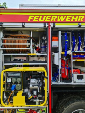 Kiel, Almanya - 24 Mayıs 2024: İş için çeşitli araçlara sahip büyük itfaiye aracı