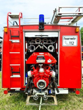 Kiel, Almanya - 24 Mayıs 2024: İş için çeşitli araçlara sahip büyük itfaiye aracı