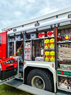 Kiel, Almanya - 24 Mayıs 2024: İş için çeşitli araçlara sahip büyük itfaiye aracı