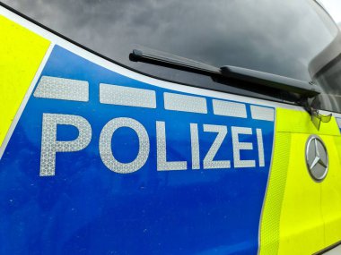 Kiel, Almanya - 24 Mayıs 2024: Polis yazılı mavi renkli Alman acil durum araçları