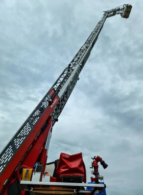 İtfaiye arabasında insanları kurtarmak için çok uzun bir merdiven.