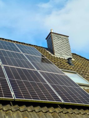 Güneş panelleri bir konutun çatısında temiz enerji üretiyor.