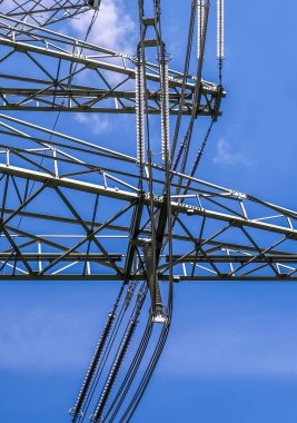 Avrupa 'nın kırsal kesimlerinden birinde elektrik taşıyan büyük bir elektrik direğine yakın görüş