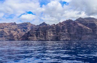 Tenerife 'deki Los Gigantes' in muazzam kayalıklarının manzarası