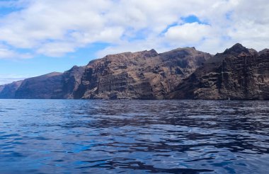 Tenerife 'deki Los Gigantes' in muazzam kayalıklarının manzarası