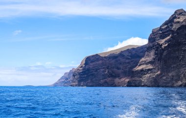 Tenerife 'deki Los Gigantes' in muazzam kayalıklarının manzarası