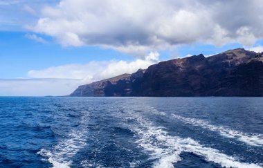 Tenerife 'deki Los Gigantes' in muazzam kayalıklarının manzarası