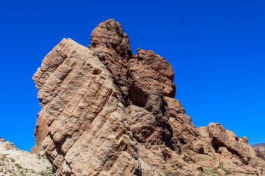 Muhteşem Roques de Garcia, güneşli bir günde Tenerife 'de sallanıyor.