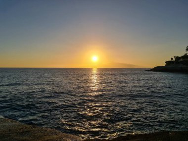 Tenerife sahilinde güzel turuncu bir gün batımı