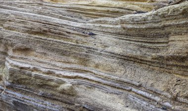 Tenerife sahilinde yığılmış jeolojik kaya oluşumları