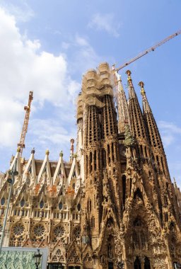 Barselona, İspanya - 22. Mayıs 2024: Barcelona İspanya 'daki ünlü Sagrada Familia Kilisesi' nin dış görünüşü