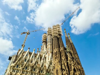 Barselona, İspanya - 22. Mayıs 2024: Barcelona İspanya 'daki ünlü Sagrada Familia Kilisesi' nin dış görünüşü
