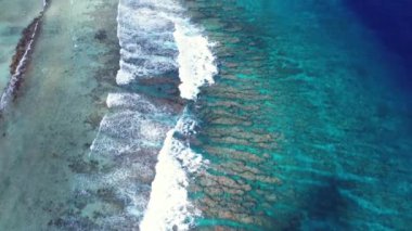 Maldivler 'in mercanlarla bezenmiş sahillerinde dalgaların ezici görüntüsü..