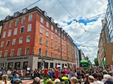 Münih, Almanya - 22 Haziran 2024: Birçok insan Münih sokaklarında Christopher Caddesi Günü 'nde bayrak sallıyor ve kutluyor