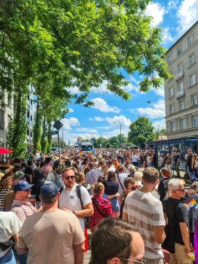 Münih, Almanya - 22 Haziran 2024: Birçok insan Münih sokaklarında Christopher Caddesi Günü 'nde bayrak sallıyor ve kutluyor