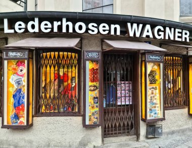 Münih, Almanya - 22 Haziran 2024: Münih şehir merkezindeki Lederhosen Wagner mağazasının giriş alanı