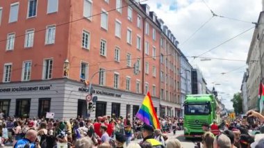 Münih, Almanya - 22 Haziran 2024: Münih 'teki Christopher Street Day geçit töreninde LGBTQ hareketinin pek çok dansçısı