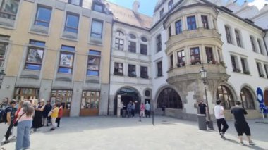 Münih, Almanya - 22 Haziran 2024: Münih 'te Hofbrauhaus' un önündeki ünlü meydanda bir sürü turistle birlikte
