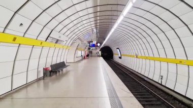 Münih, Almanya - 22 Haziran 2024: Münih 'teki beyaz bir yeraltı istasyonunda yolcular olmadan yürümek