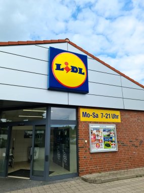 Kiel, Almanya - 26 Haziran 2024: Modern bir Lidl süpermarketinin giriş alanı
