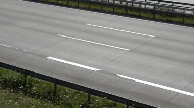 Kiel ve Hamburg arasındaki Alman A7 otoyolunda araba trafiği.