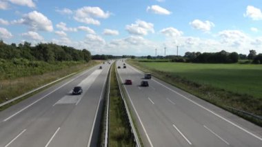 Kiel ve Hamburg arasındaki Alman A7 otoyolunda araba trafiği.