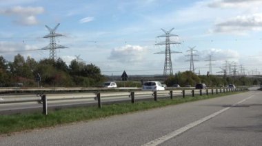 Kiel ve Hamburg arasındaki Alman A7 otoyolunda araba trafiği.