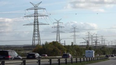 Kiel ve Hamburg arasındaki Alman A7 otoyolunda araba trafiği.