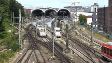 Kuzey Almanya 'daki bir istasyonda tren raylarındaki hareketsiz ve durgun trenlerin görüntüsü.