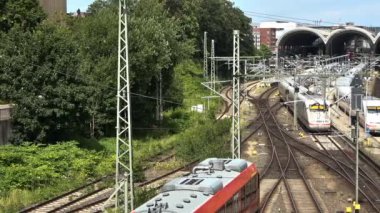 Kuzey Almanya 'daki bir istasyonda tren raylarındaki hareketsiz ve durgun trenlerin görüntüsü.