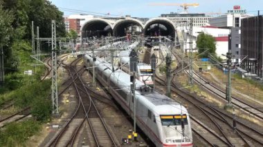 Kuzey Almanya 'daki bir istasyonda tren raylarındaki hareketsiz ve durgun trenlerin görüntüsü.